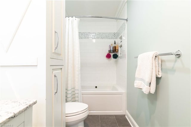 full bath featuring shower / tub combo with curtain, toilet, vanity, tile patterned flooring, and baseboards