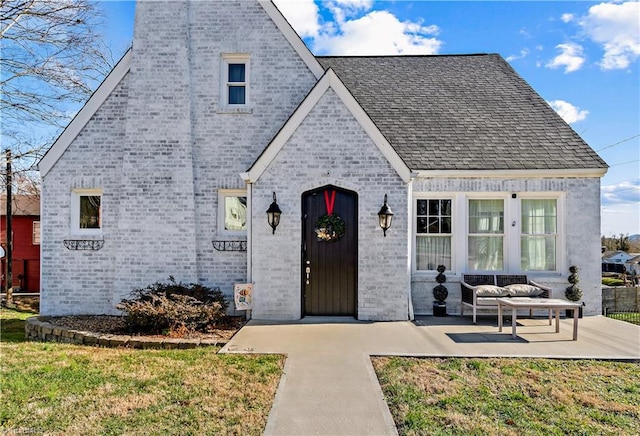 view of front of home featuring a patio and a front lawn