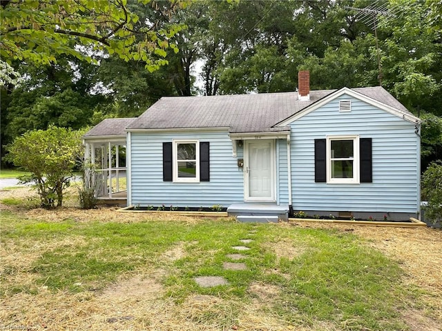 single story home featuring a front lawn