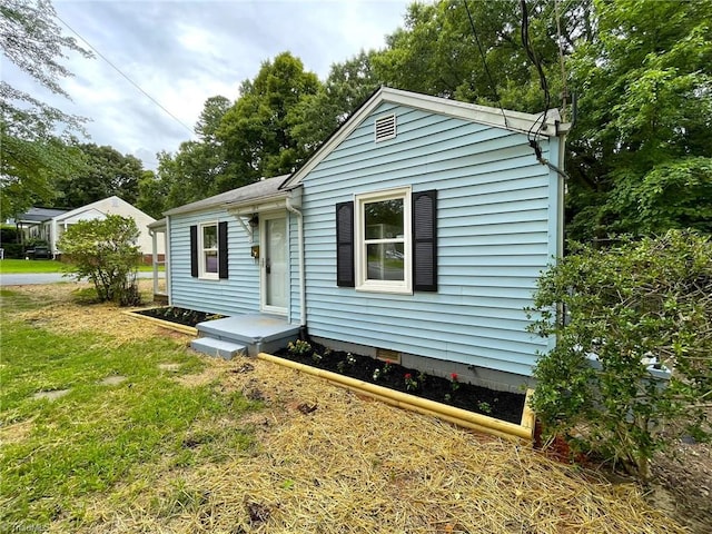 view of front of home featuring a front yard