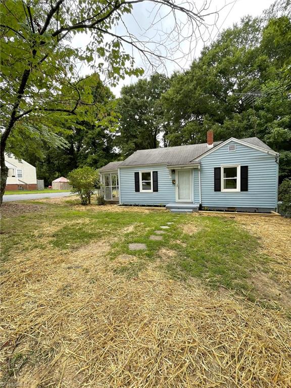 view of front of property with a front lawn