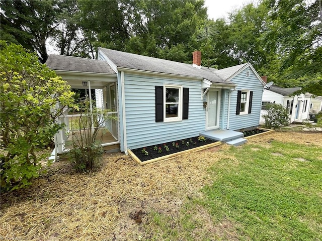 view of front of home featuring a front yard