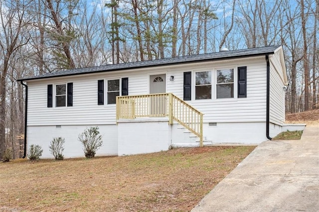 view of front of house with a front yard