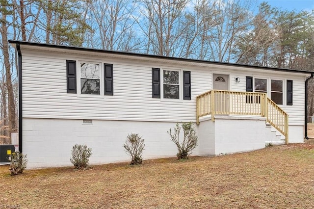 view of front of home featuring central AC unit and a front yard