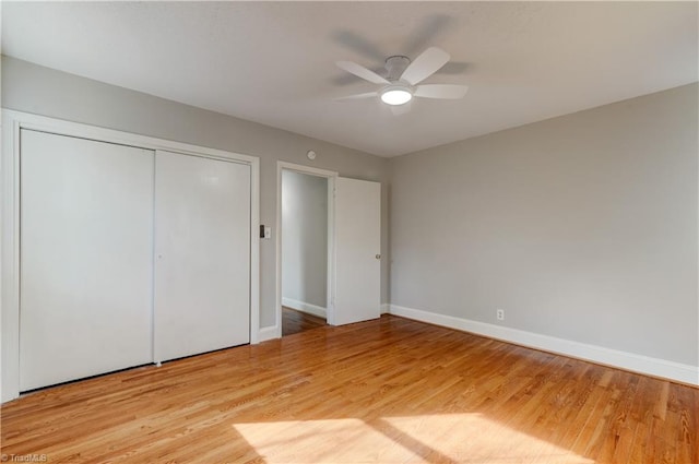 unfurnished bedroom featuring light wood-type flooring, a closet, and ceiling fan