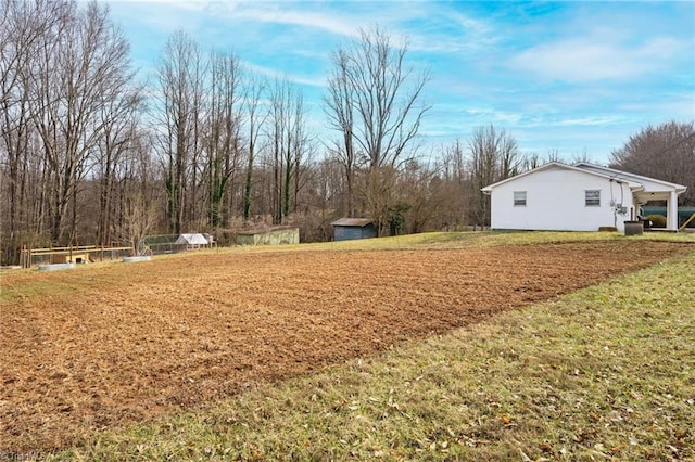 view of yard featuring an outdoor structure