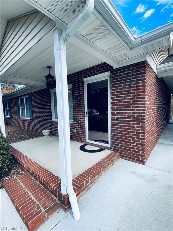 doorway to property with covered porch