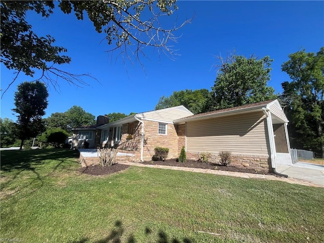 view of front facade with a front yard