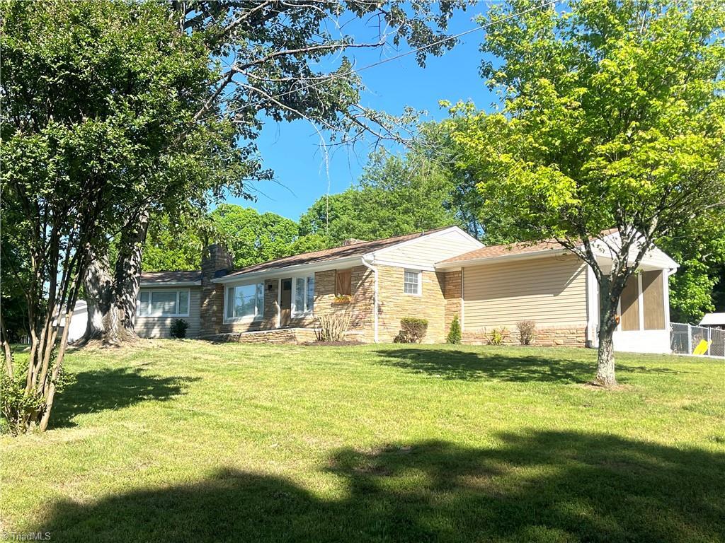 ranch-style house with a front yard