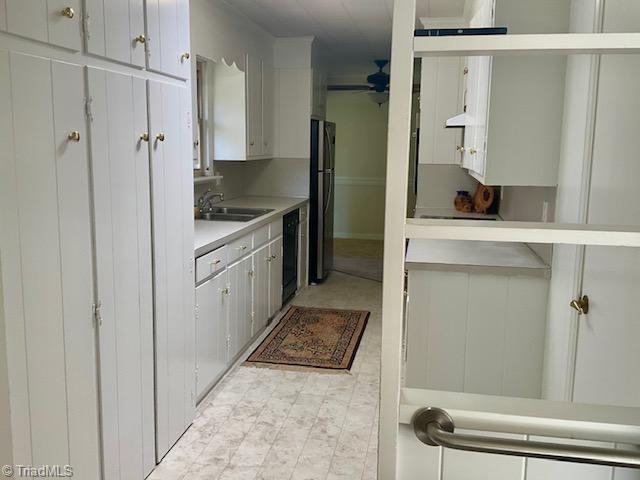 327 Lanier Dr, Lexington, NC 27295 - kitchen with black appliances, a ceiling fan, light countertops, a sink, and extractor fan