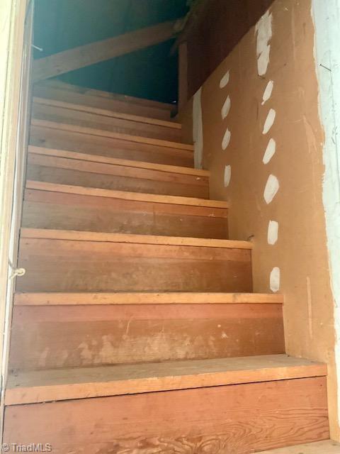327 Lanier Dr, Lexington, NC 27295 - view of stairway