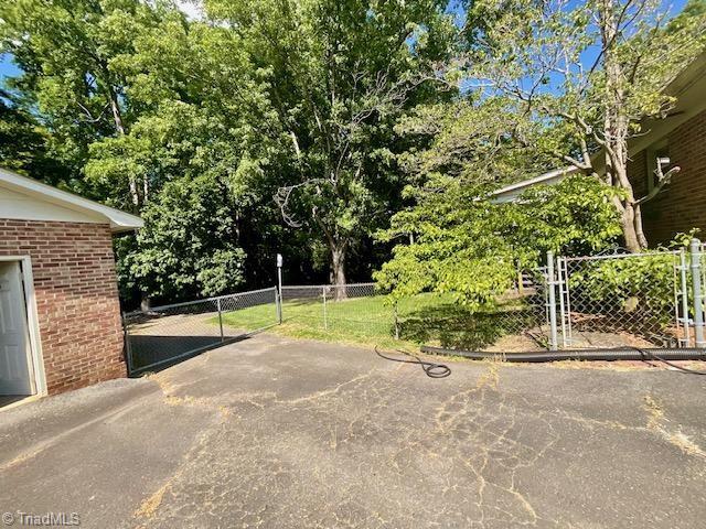 327 Lanier Dr, Lexington, NC 27295 - view of patio / terrace featuring a gate and view of wooded area