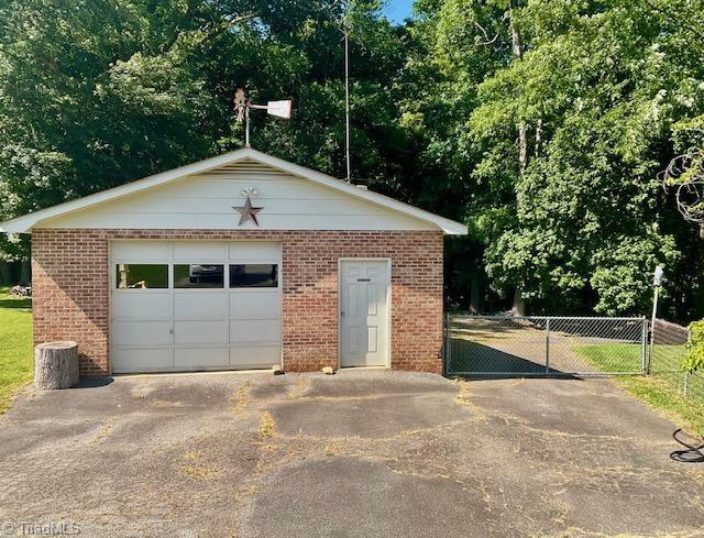 327 Lanier Dr, Lexington, NC 27295 - detached garage with driveway and a gate