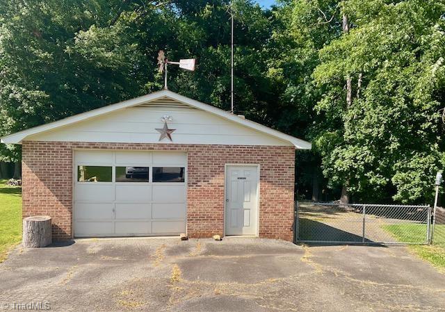 327 Lanier Dr, Lexington, NC 27295 - detached garage featuring driveway and a gate