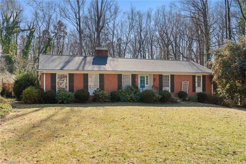 ranch-style house with a front yard