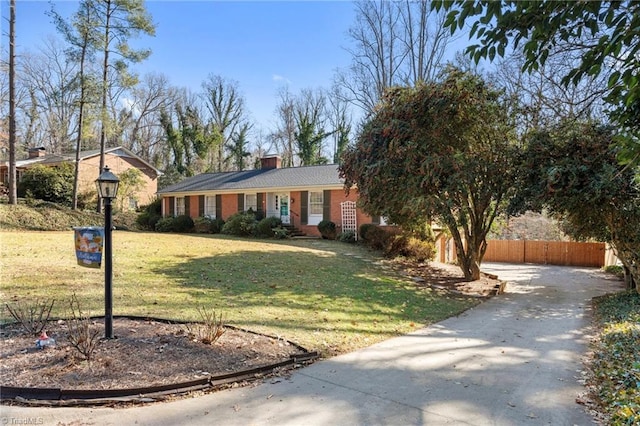 single story home featuring a front yard