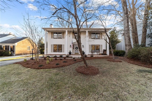 view of front facade with a front yard