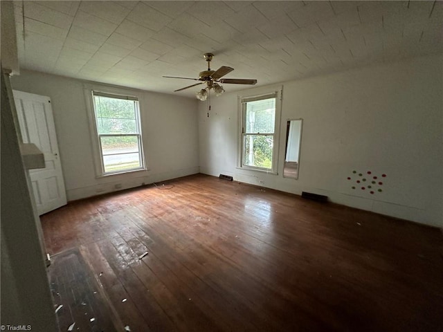 empty room featuring dark hardwood / wood-style floors and ceiling fan