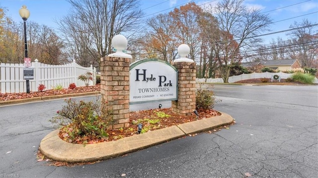 view of community / neighborhood sign