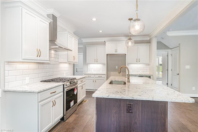 kitchen featuring dark wood finished floors, gas range, crown molding, wall chimney range hood, and a sink