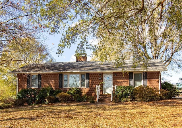 ranch-style house featuring a front lawn