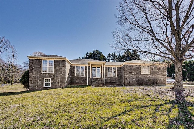 view of front of property featuring a front lawn