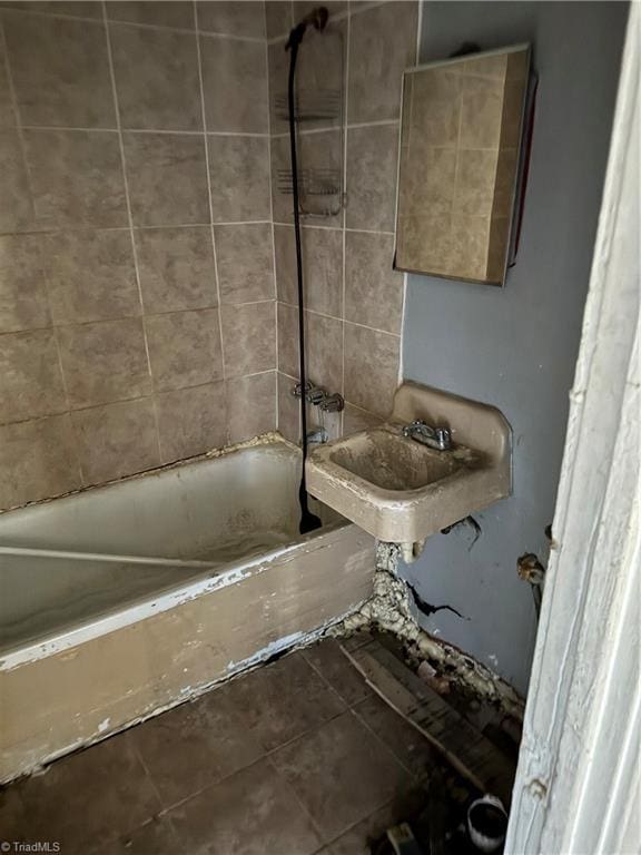 bathroom featuring sink and tiled shower / bath combo