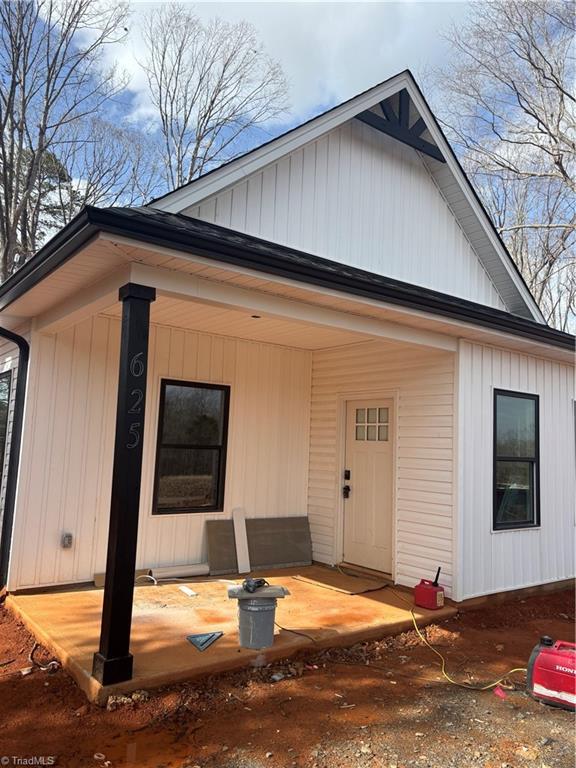 view of front of home featuring covered porch