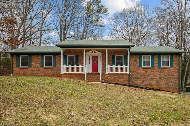 view of front facade featuring a porch and a front yard