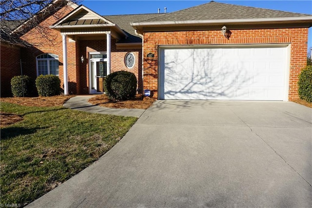 view of front facade featuring a garage and a front yard