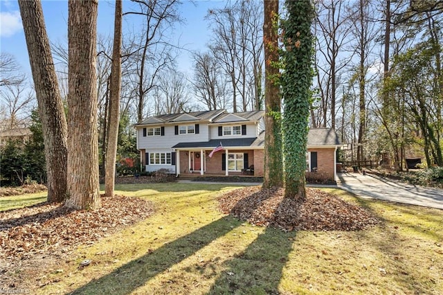 view of front facade featuring a porch and a front yard