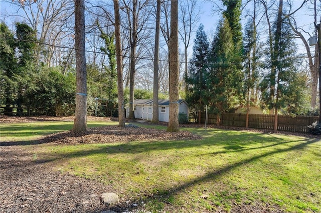 view of yard featuring an outbuilding