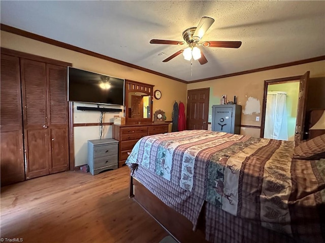 bedroom featuring ornamental molding, light hardwood / wood-style floors, and ceiling fan