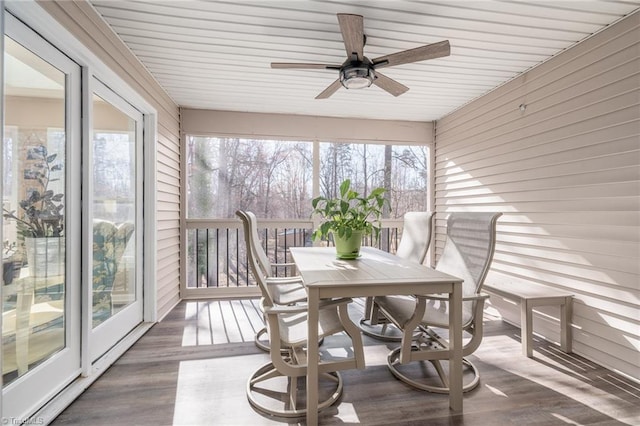 sunroom with ceiling fan