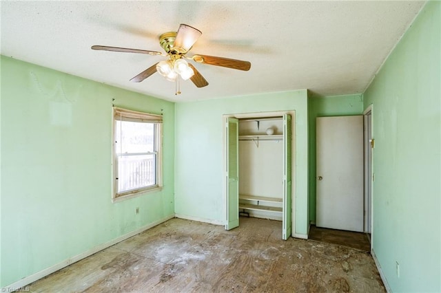 unfurnished bedroom featuring a closet, ceiling fan, and baseboards