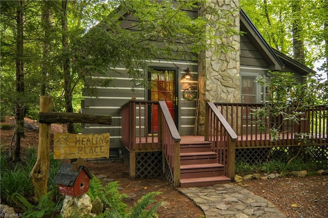 entrance to property featuring a deck