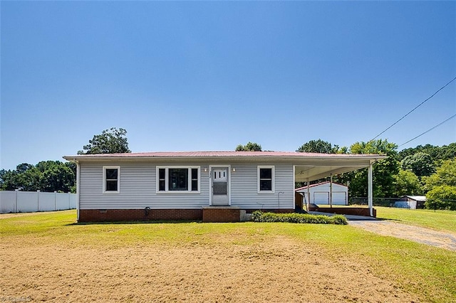 view of front of home with an outdoor structure, a front lawn, and a carport