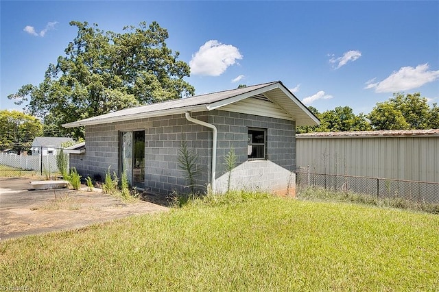 view of yard featuring an outdoor structure and a garage