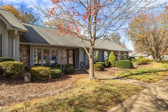 single story home with a front lawn