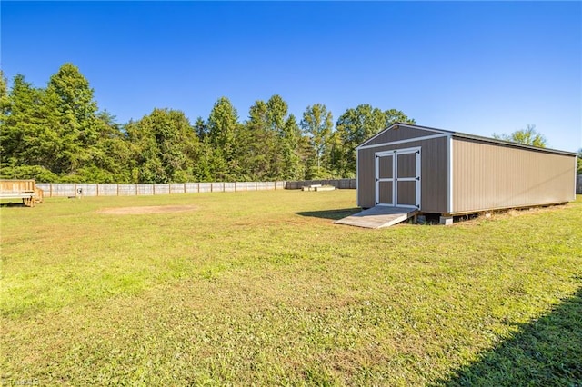 view of yard featuring a storage shed