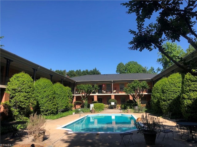 view of swimming pool