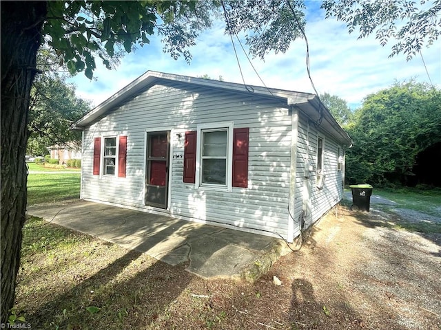 view of front of home featuring a front yard and a patio area