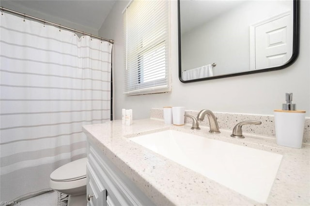 full bath featuring vanity, toilet, and a shower with shower curtain