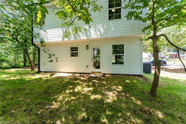512 Guilford Ave, High Point, NC 27262 - back of property featuring a yard