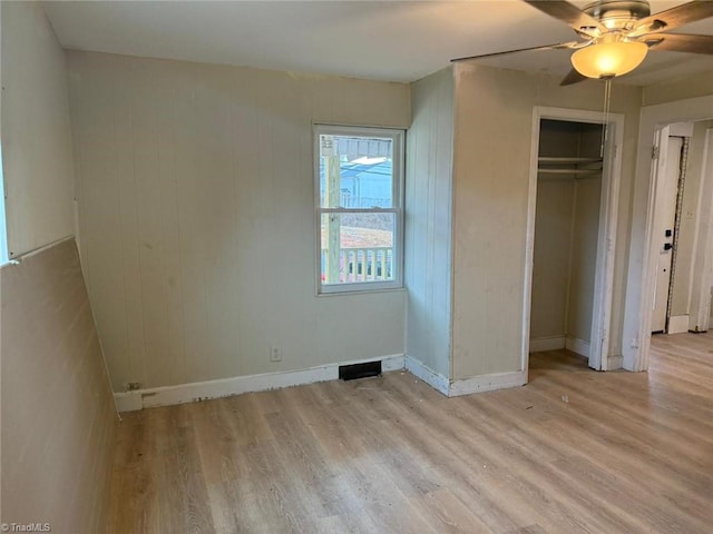 unfurnished bedroom featuring light wood-type flooring, a closet, and ceiling fan