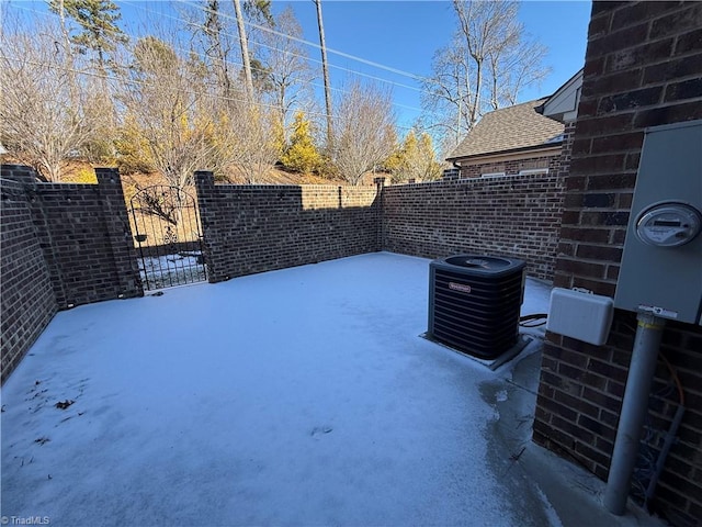 view of yard with central AC unit