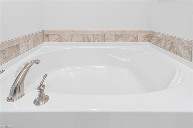 room details featuring a relaxing tiled tub