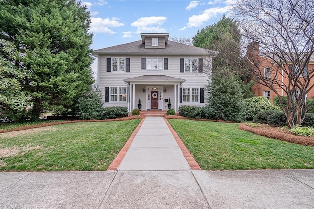 view of front of property featuring a front lawn