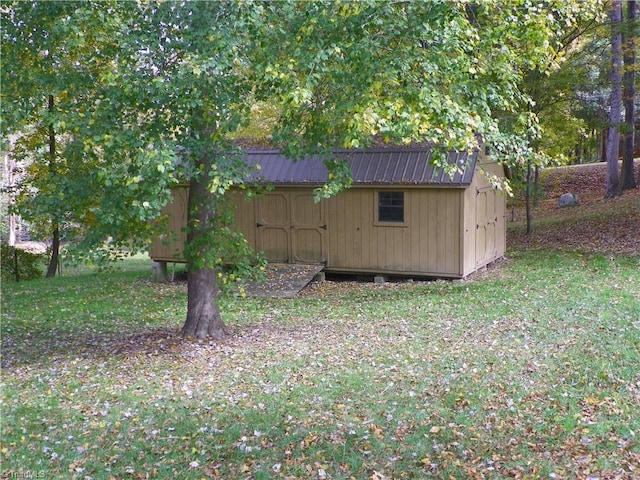 view of outdoor structure featuring a yard