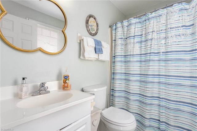 full bath with toilet, curtained shower, and vanity